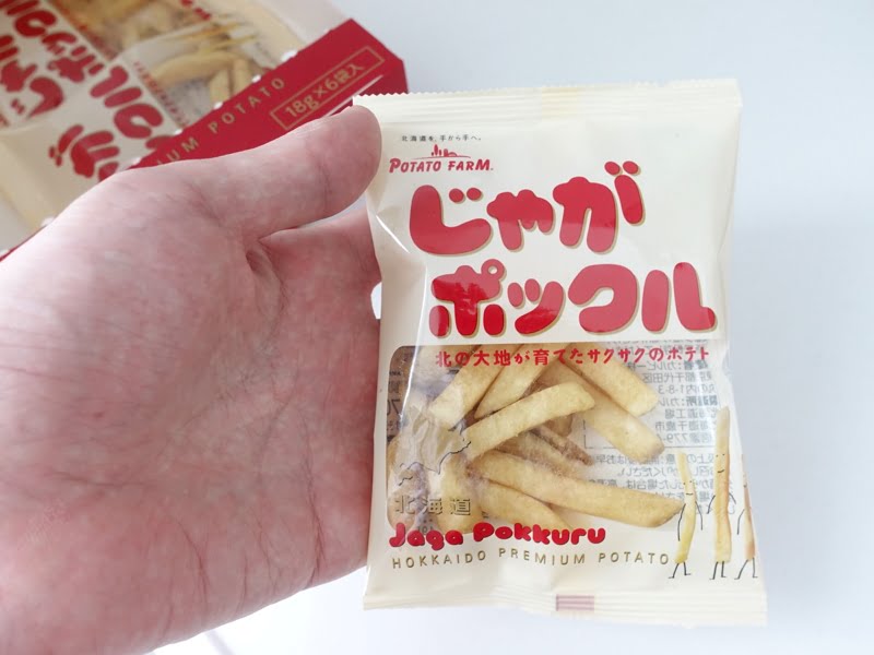 じゃがポックルを手に取るところ