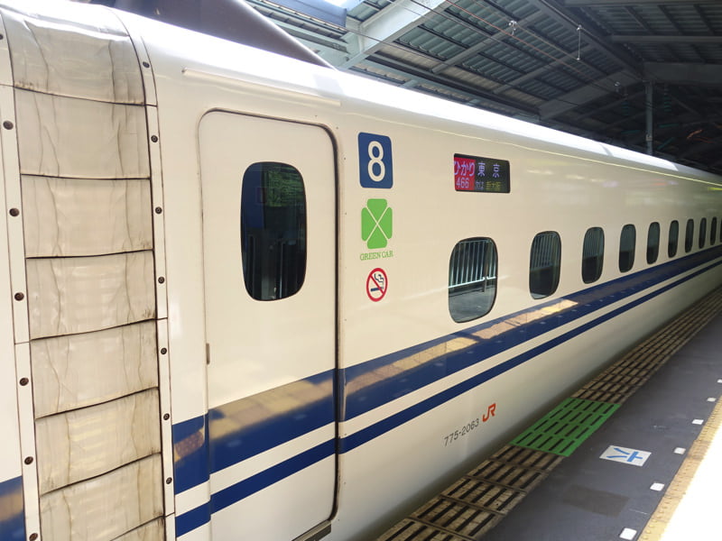 新神戸駅に停車した新幹線