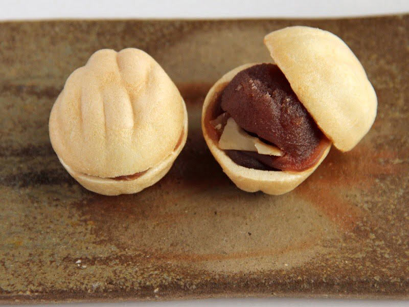 銘菓くるみ 中身(拡大)の写真