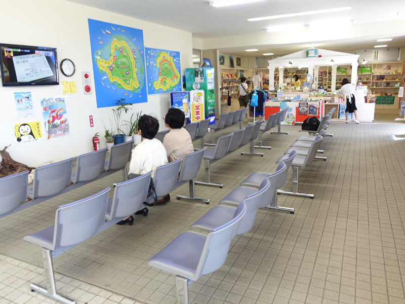 与論空港の待合スペース