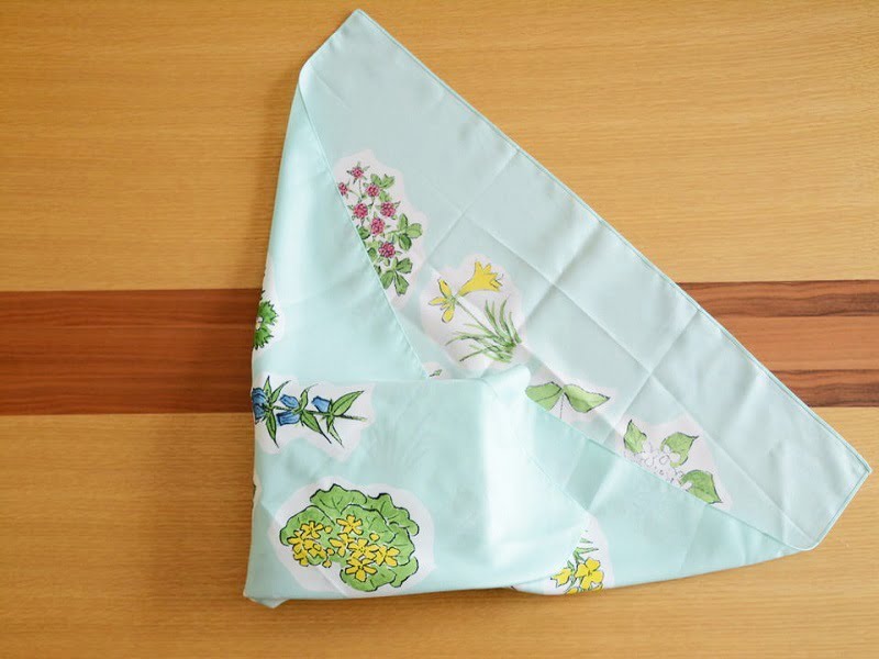 風呂敷 平包み 左側からかぶせる