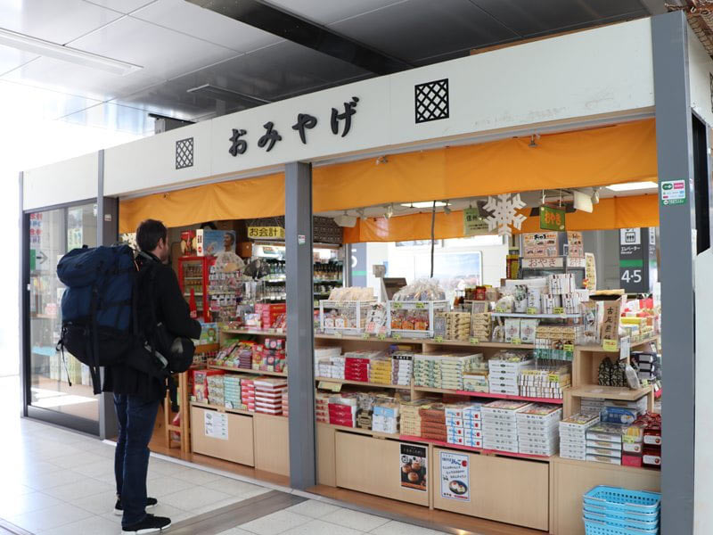 松本駅 改札の内側のおみやげ屋さん