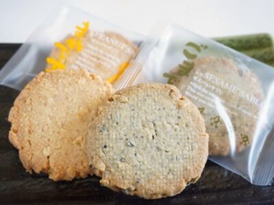 せんべいサブレ まめです、ごまです。