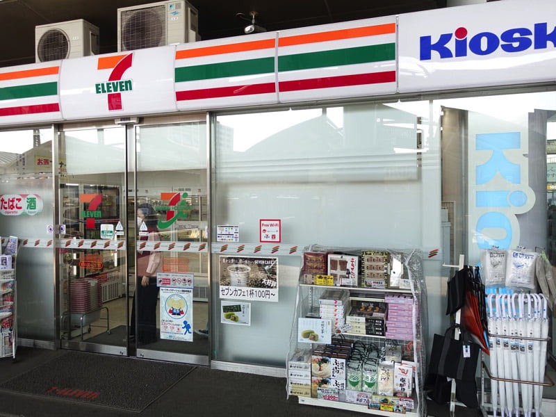 JR高松駅構内 お土産屋 セブンイレブン