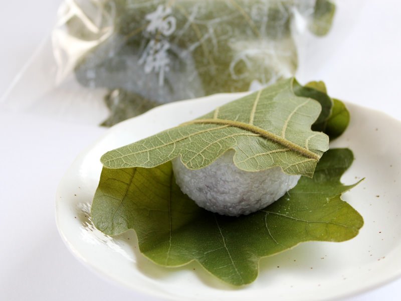 鶴屋吉信 柏餅 中身の写真