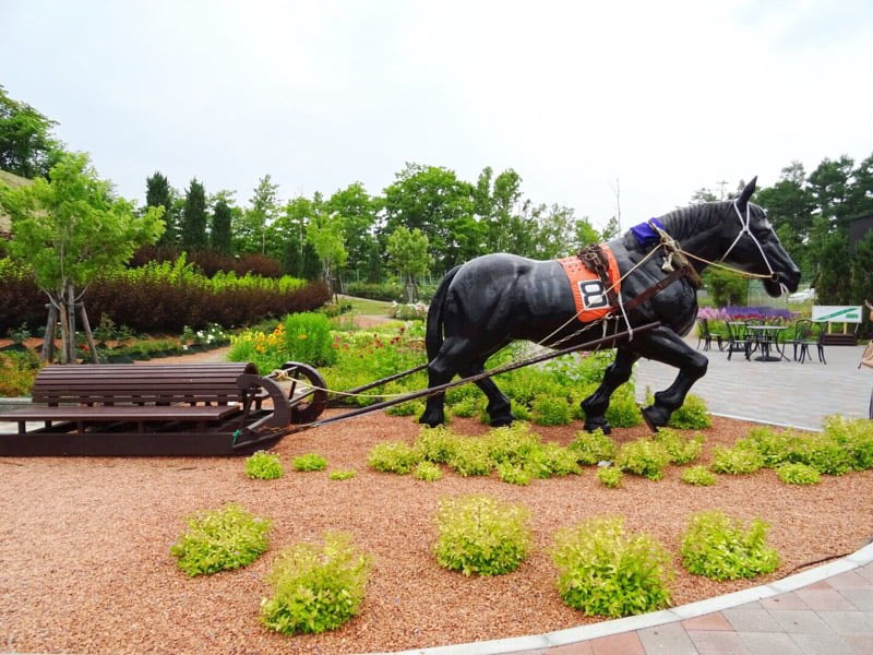岩見沢SAのばんえい競馬の像