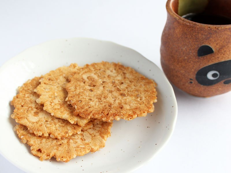 木曽路森林銘菓 とちのみせんべい 中身の写真