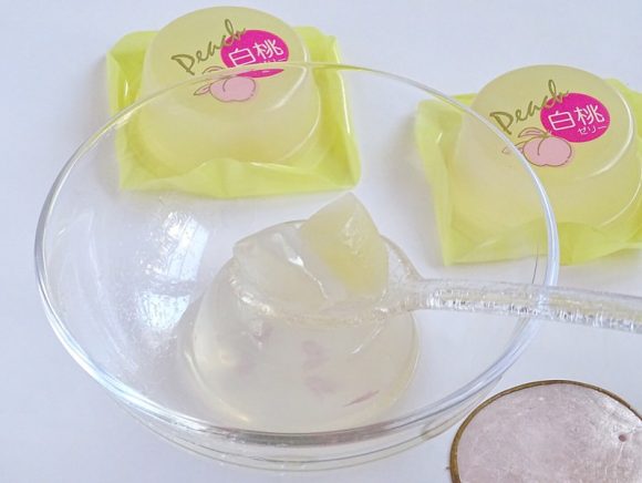 福島白桃のゼリーの中身(拡大)