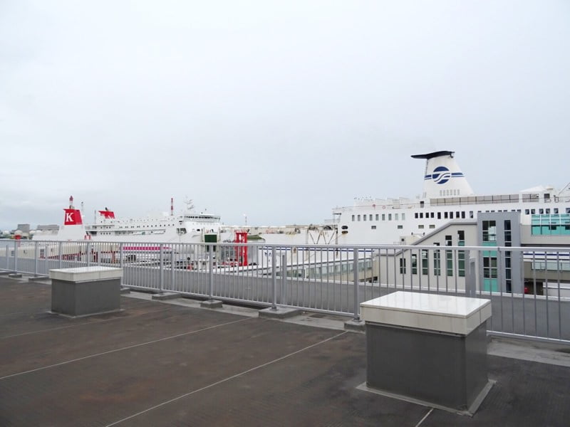 苫小牧西港フェリーターミナルの送迎デッキ