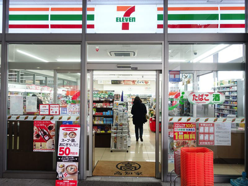 JR高知駅のお土産屋 セブンイレブン