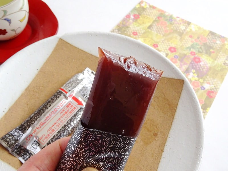 柳月ミニ羊羹　取り出したところ