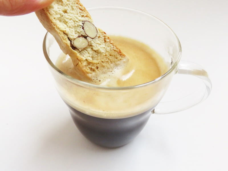 酒粕ビスコッティー コーヒーに浸しているところ