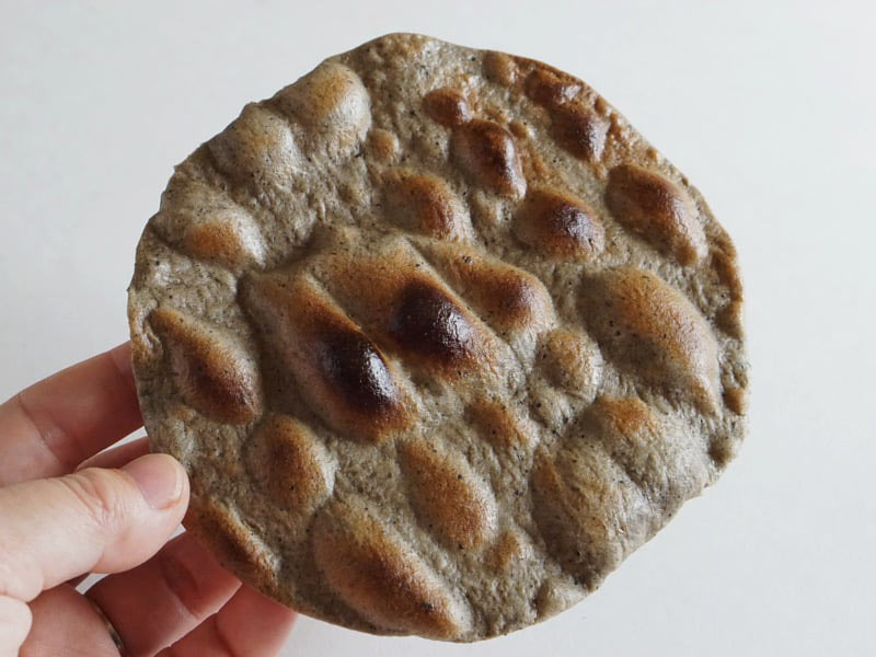 太田幸商店 山田生せんべい焼いたあと