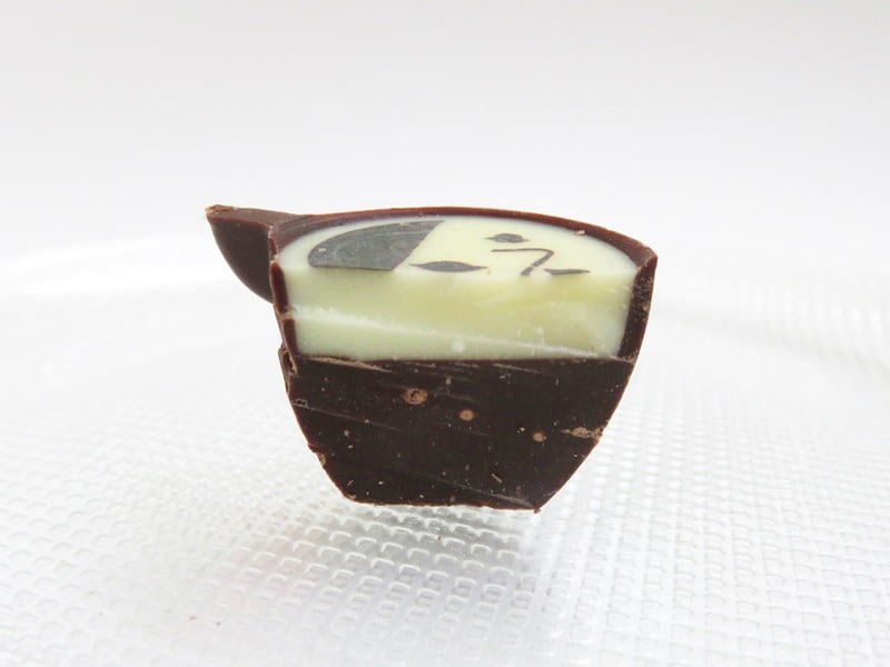 よーじや特製カプチーノチョコレート 割った時の写真