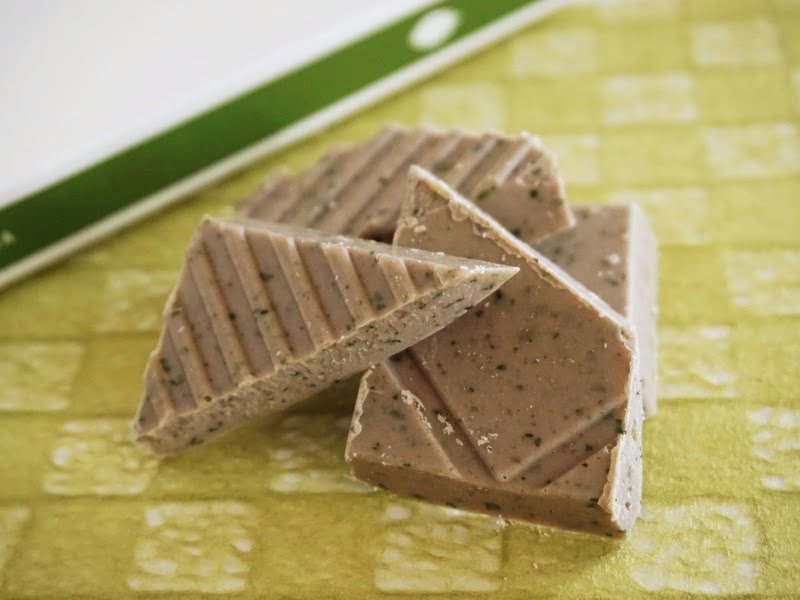 石屋製菓 恋するチョコレート 小豆と碾茶(てんちゃ)中身