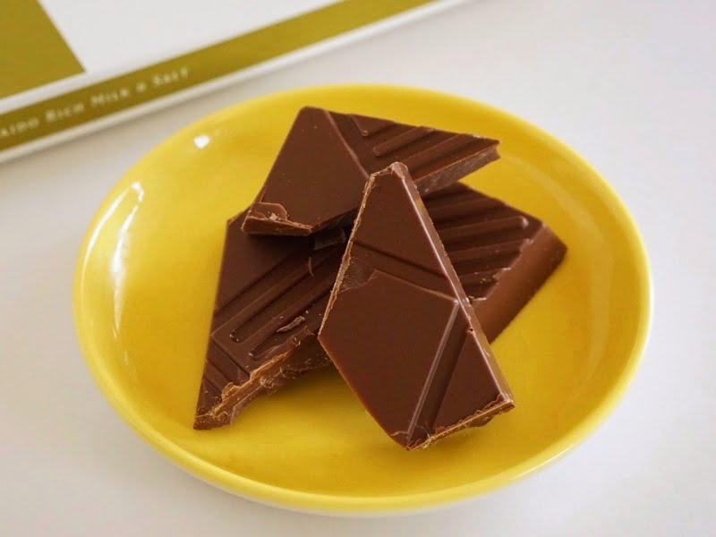 石屋製菓 恋するチョコレート 北海道贅沢ミルクチョコレートと塩中身