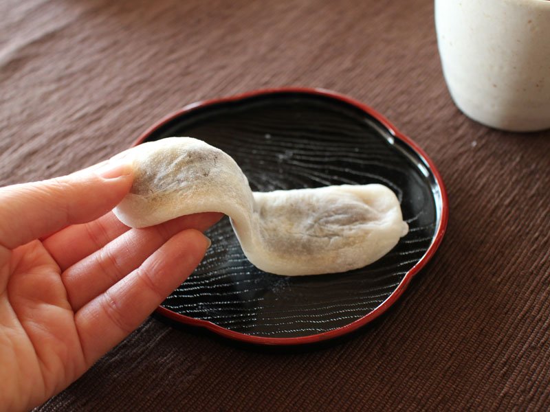 笹井屋のなが餅を持った時の写真