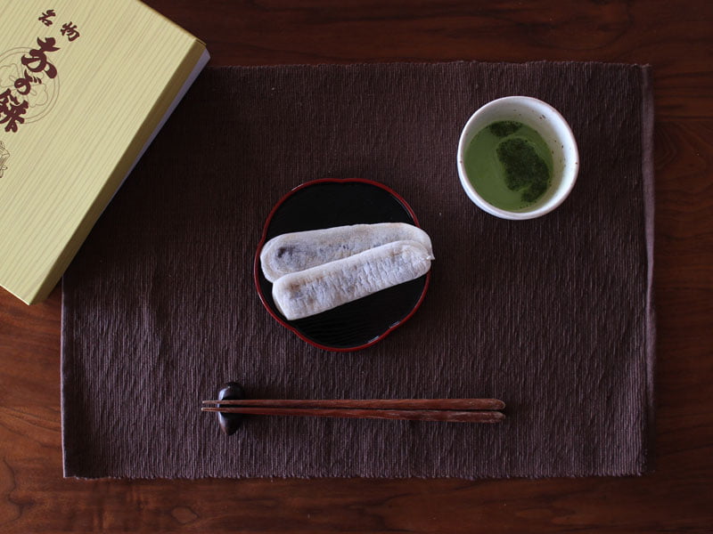 笹井屋のなが餅をお箸で食べる写真