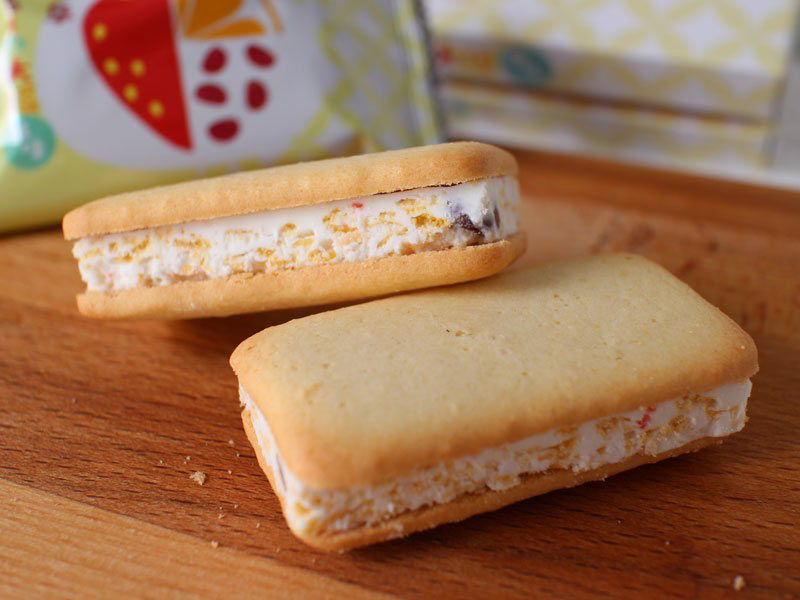 岐阜フルーツ大福風味サンドクッキーをホイップクリームの写真