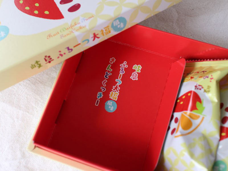 岐阜フルーツ大福風味サンドクッキーの箱の内側の写真
