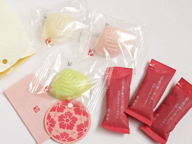 たねや 花貝あわせ最中 開封した写真