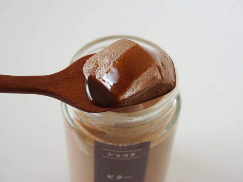 プリン研究所 ショコラプリン ビター　ソースをかけたところ