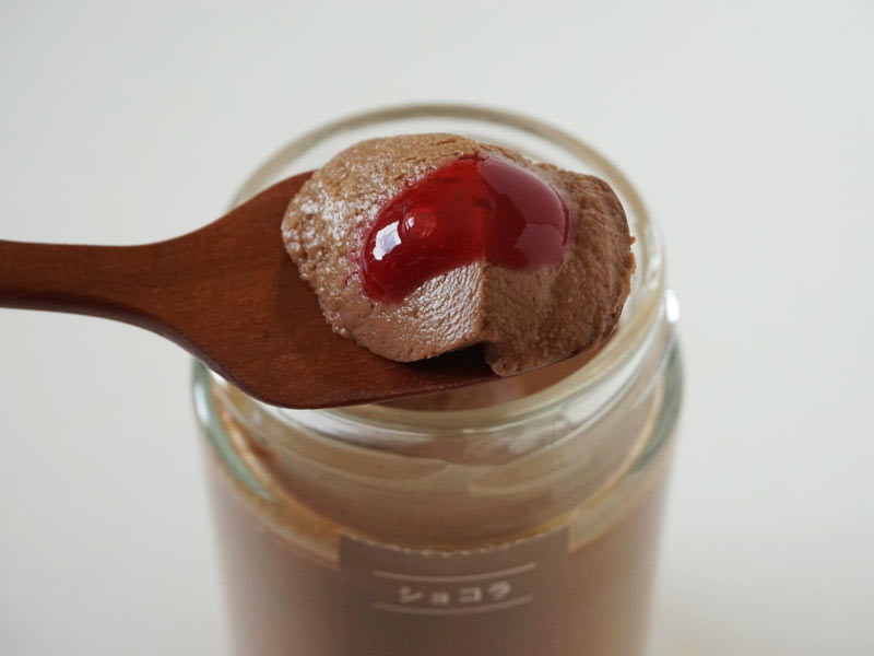 プリン研究所 ショコラプリン スイート　ソースをかけたところ