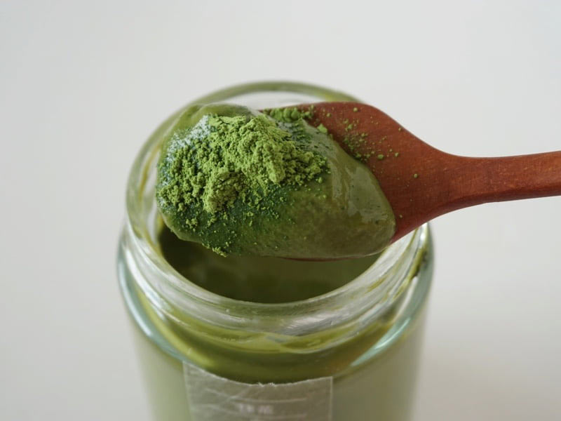 プリン研究所 最高級抹茶プリン おうすパウダーをかけたところ