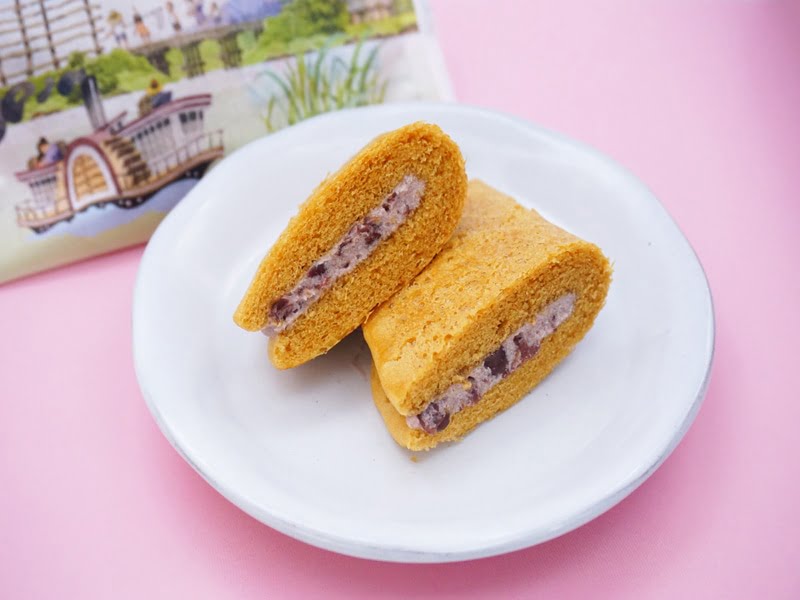 菜菓亭　河川蒸気小豆クリーム　中身の写真(カットしたもの)