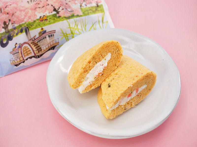 菜菓亭　河川蒸気桃クリーム　中身の写真(カットしたもの)