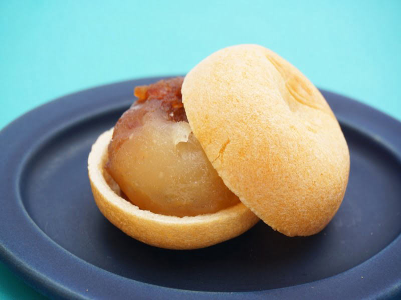 瀧味堂　くれは梨最中　中身の写真　餡