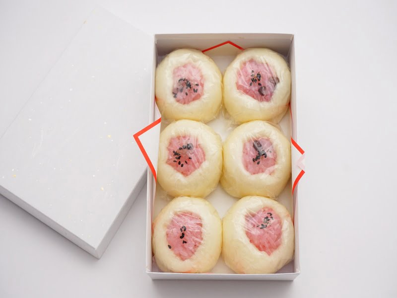 あずさ堂　赤飯まんじゅう　開封した写真