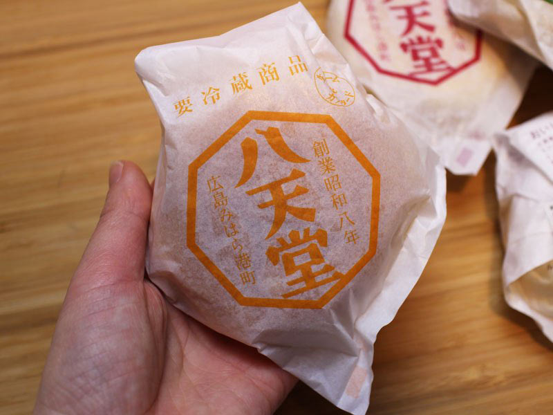 八天堂くりーむパン5種詰め合せを手に持った写真