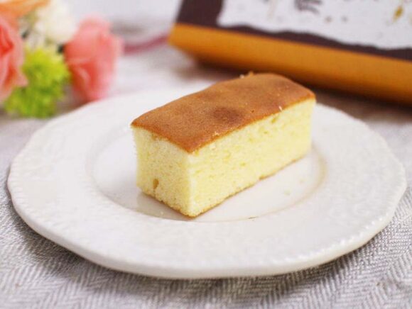 飛騨牛乳ケーキをお皿にだした写真