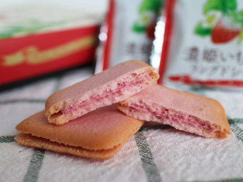 濃姫いちごラングドシャの断面写真