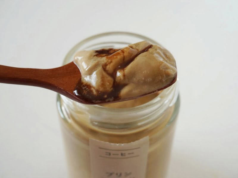 プリン研究所 エスプレッソコーヒープリン プリンブレンド　ソースをかけたところ