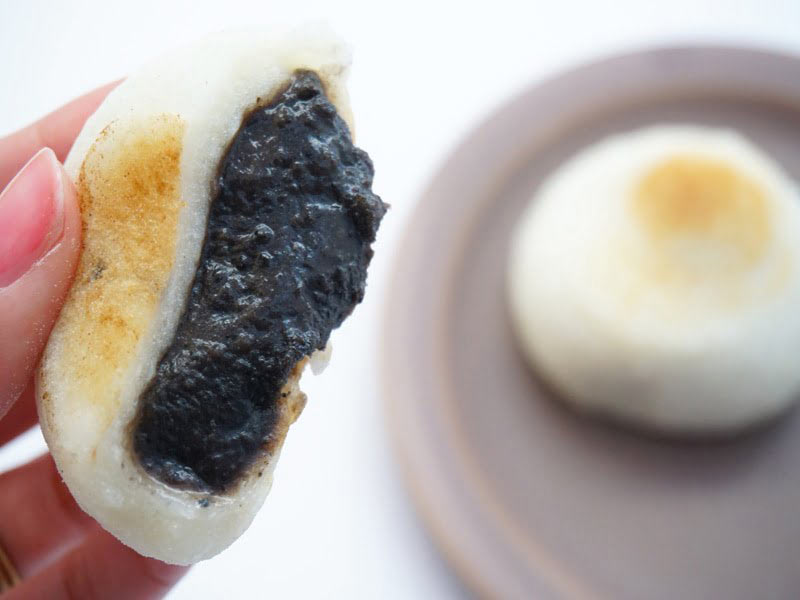 茶屋たまき　あがり餅　中身の写真　黒ごま