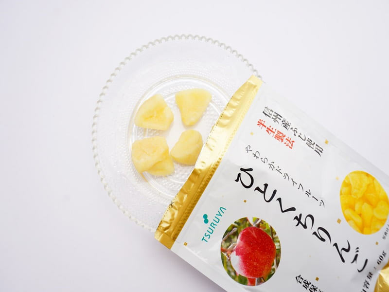 ツルヤ　ドライフルーツ　ひとくちりんご　開封した写真