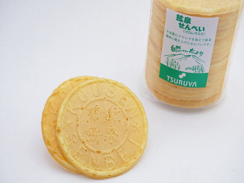 ツルヤ　鉱泉せんべい　開封した写真