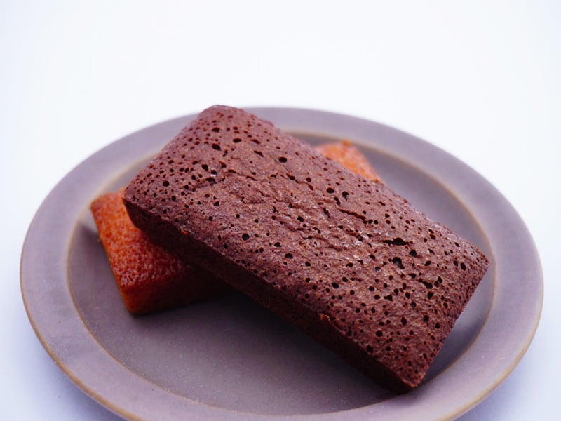 銀座コージーコーナー　プレミアムフィナンシェ　中身の写真　プレミアムショコラフィナンシェ