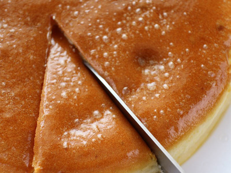 ヒルガニアンホワイトチーズケーキのカットする時の写真