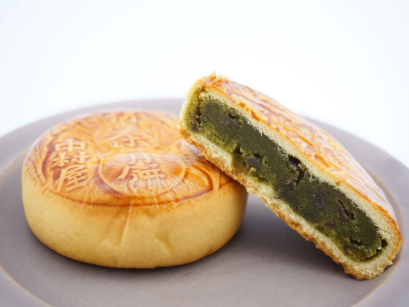 新宿中村屋　抹茶月餅　中身の写真　餡の様子