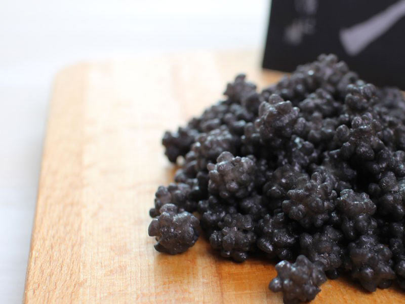 r緑寿庵清水 黒ごま金平糖の粒の写真