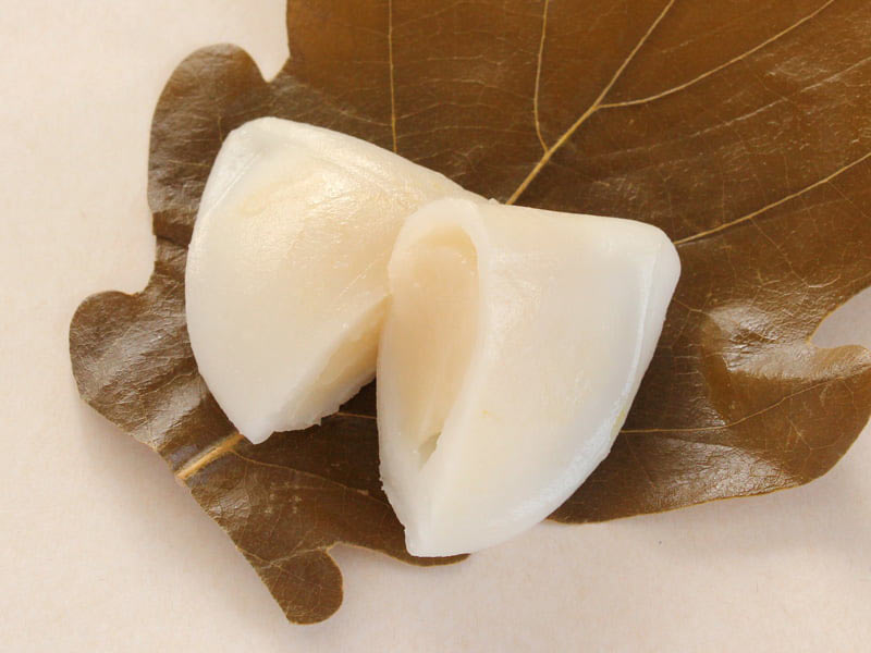 たねや 柏餅(みそ餡) カットした写真