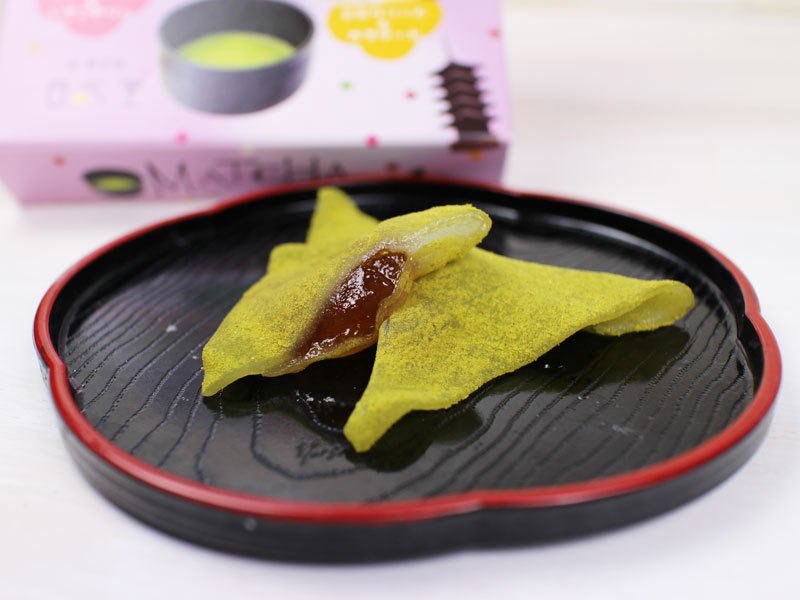 白心堂抹茶プチクレープ生八ッ橋の裏面表示のいちごゼリーのカット写真