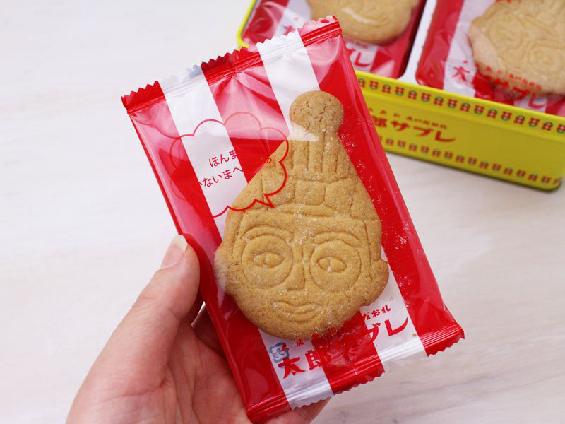 大阪名物くいだおれ太郎サブレの大きさが分かる写真