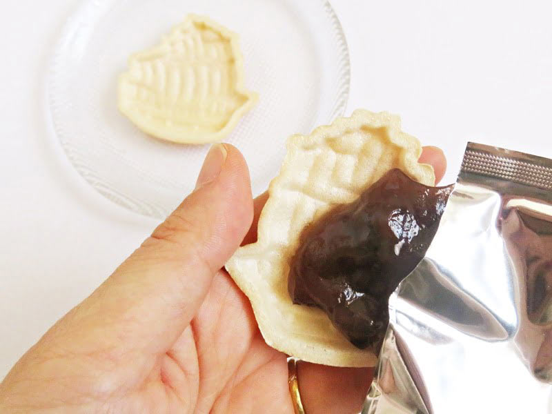 黒船最中 皮に餡をつめている写真