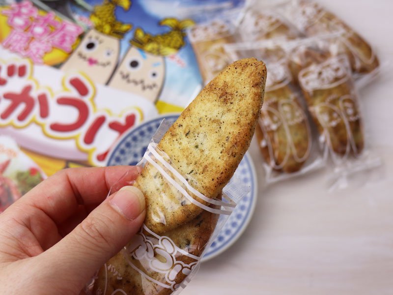 名古屋限定ばかうけ手羽先風味を食べるコツが分かる写真