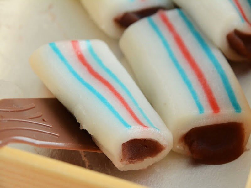 菱屋 糸切餅をへらですくう