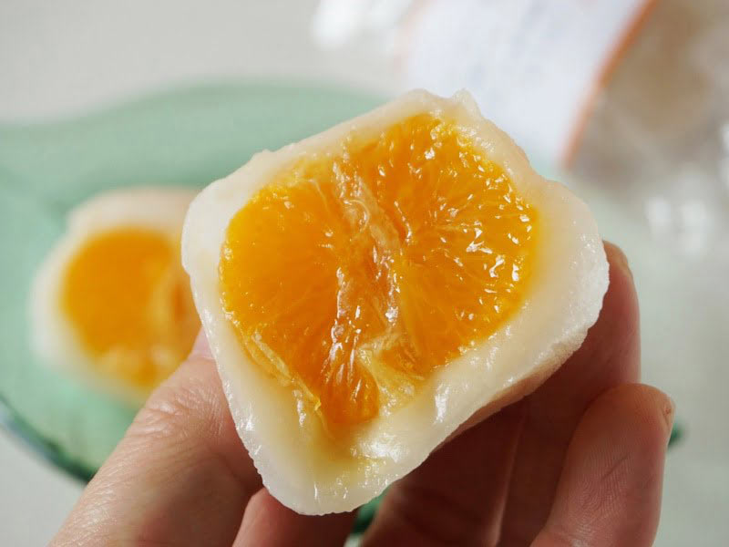 新杵堂 まるごとみかん大福中身アップ